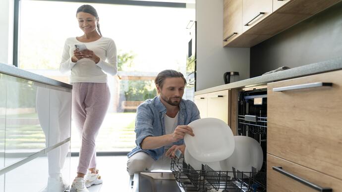 Comment choisir un lave-vaisselle silencieux : conseils pour une vie paisible dans la cuisine