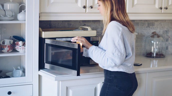 Comment Nettoyer et Entretenir Votre Micro-ondes en Parfait État