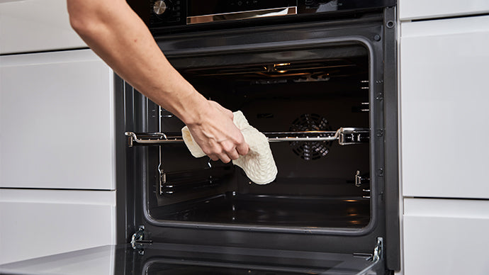 How to clean an electric oven?