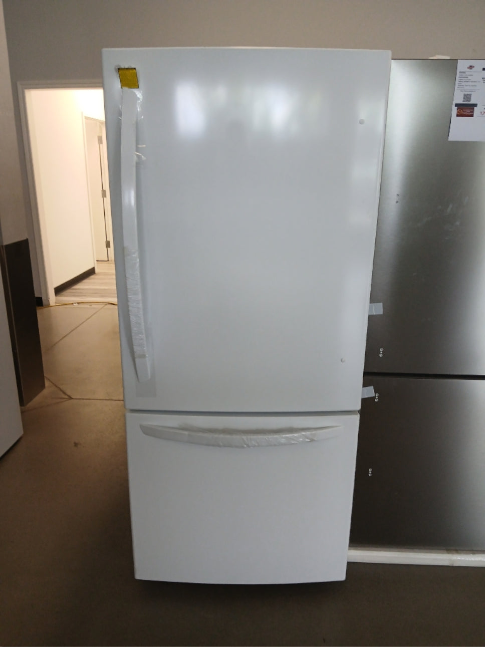 LRDNS2200W - REFRIGERATORS - LG - Bottom Freezer - White - Open Box
