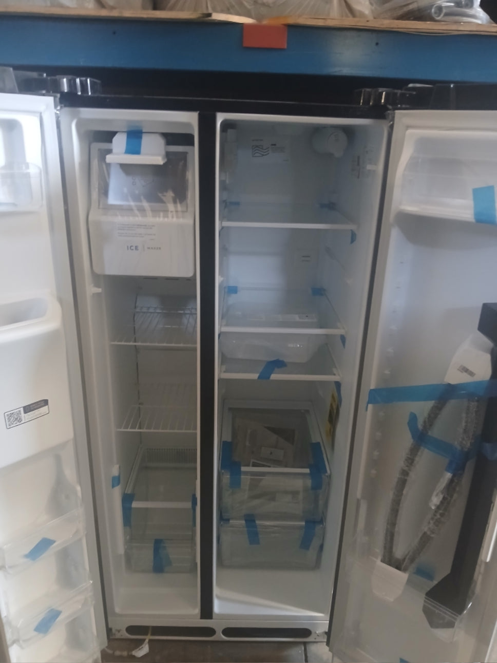 FRSS2323AD - REFRIGERATORS - Frigidaire - Side by Side - Black Stainless - Open Box - BonPrix Électroménagers