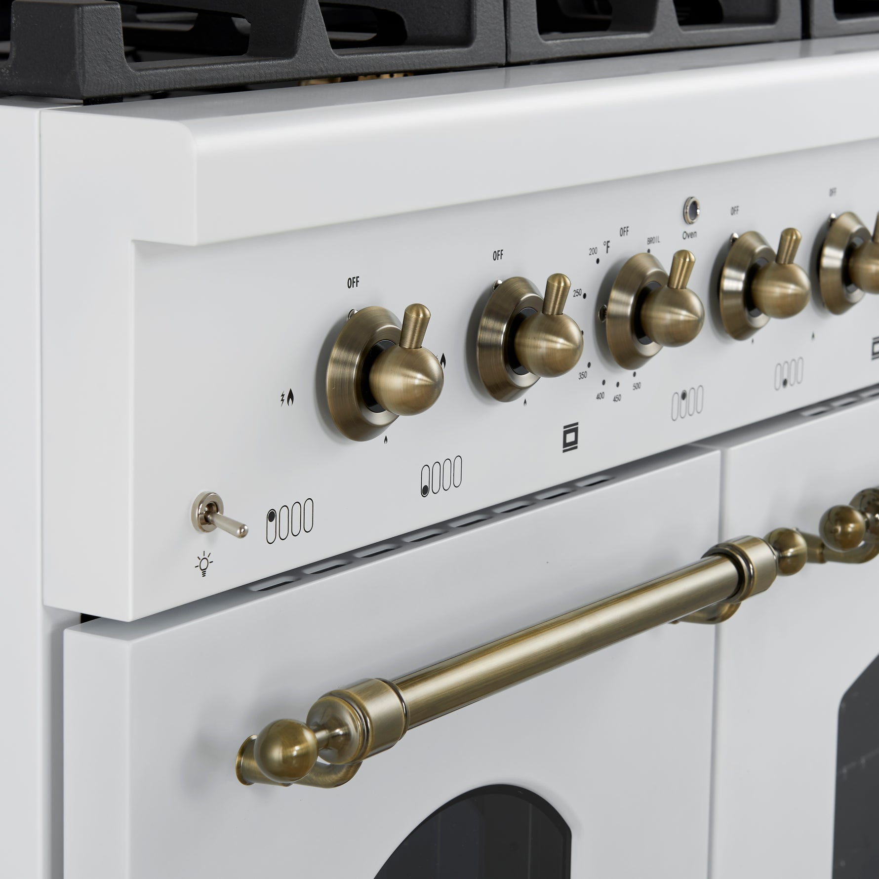 Forno Antico 48-Inch Dual Fuel Range, White with Antique Brass Finish, 8 Burners, 94,000 BTU, 5.5 cu.ft. Double Ovens & Griddle - BonPrix Électroménagers