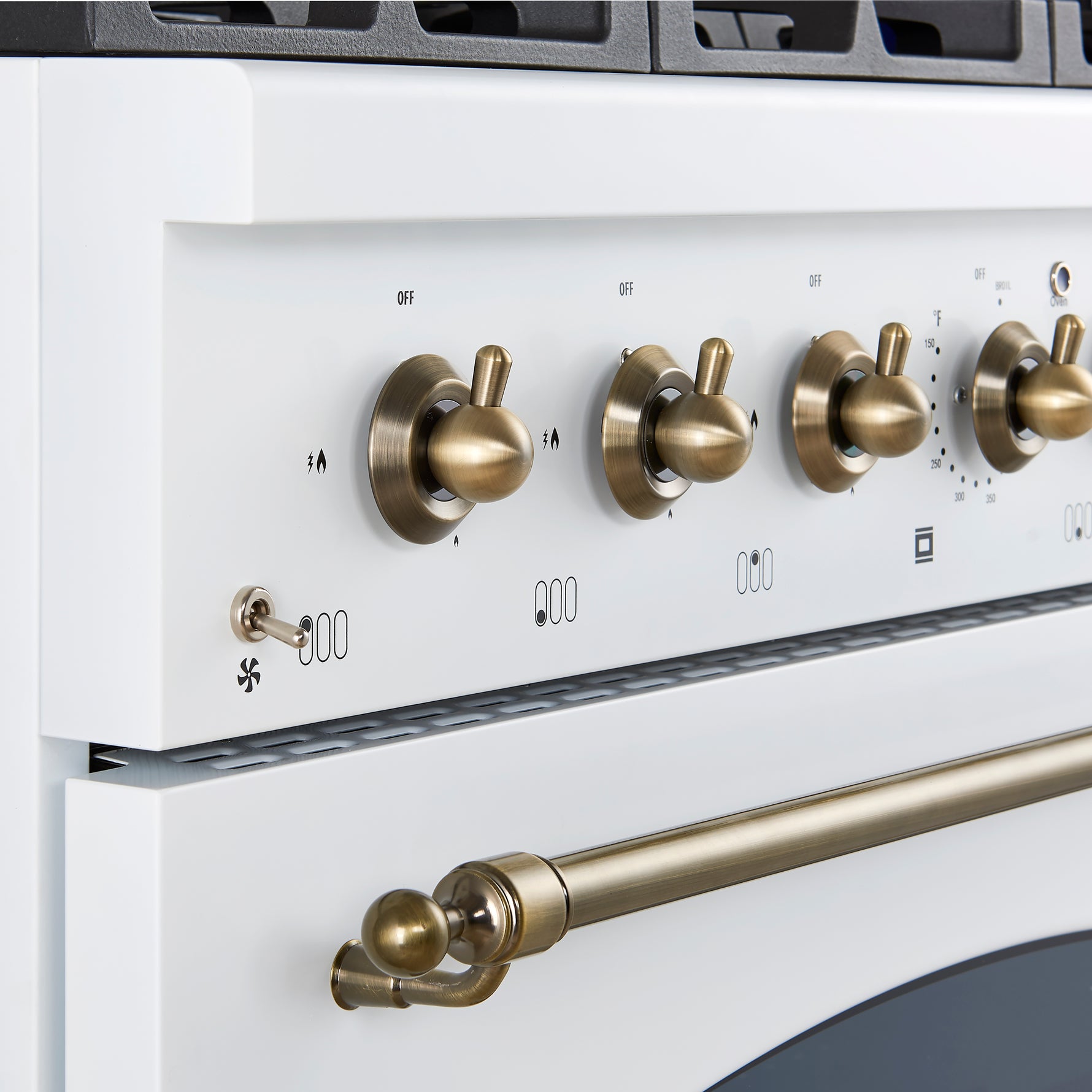 Forno Antico 36-Inch Freestanding Gas Range, White, Antique Brass Design, 6 Burners, Convection Oven, Energy Efficient - BonPrix Électroménagers