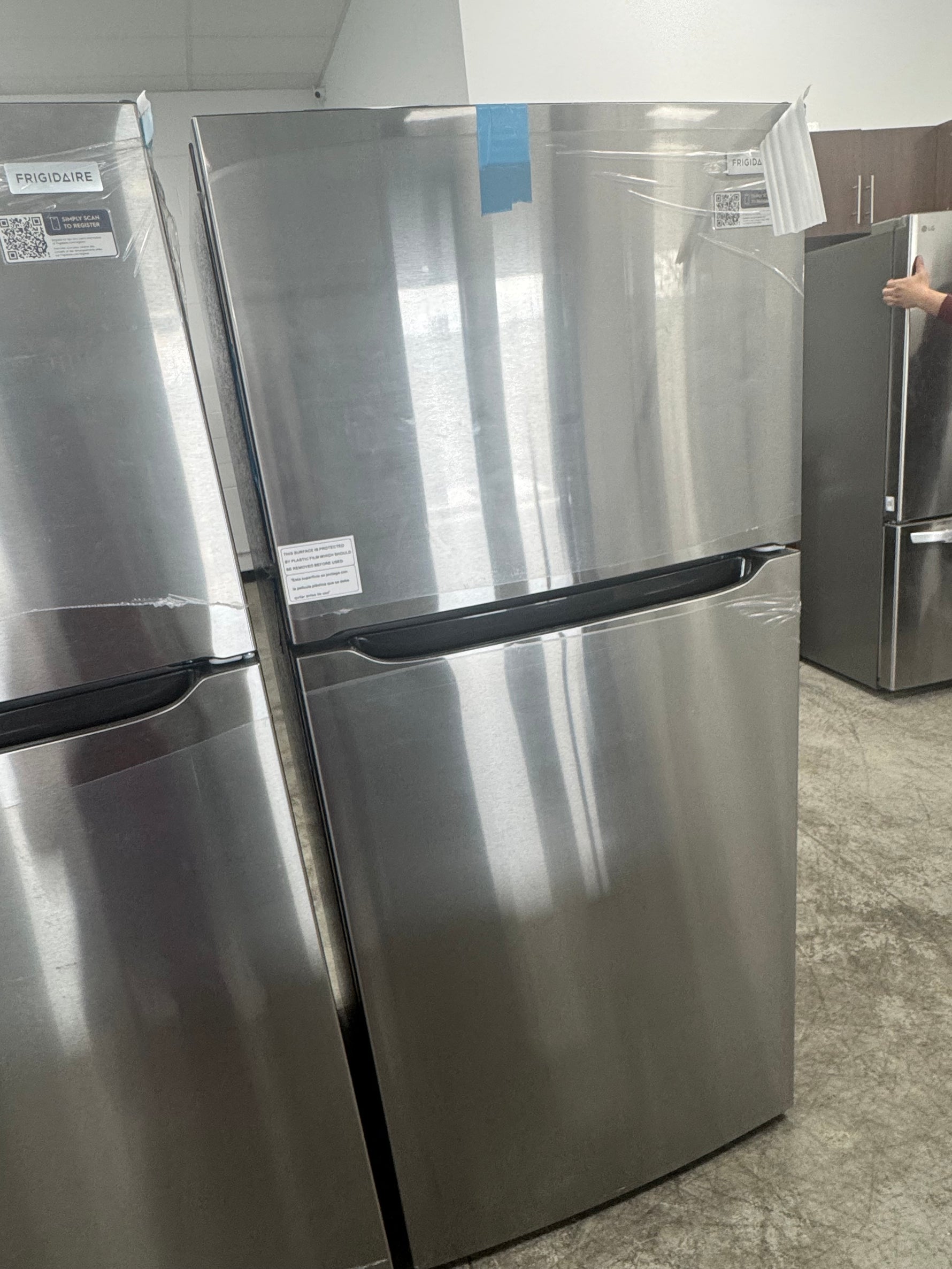 FRTE1835AS - REFRIGERATORS - Frigidaire - Top Freezer - Stainless Steel - Open Box - BonPrix Électroménagers