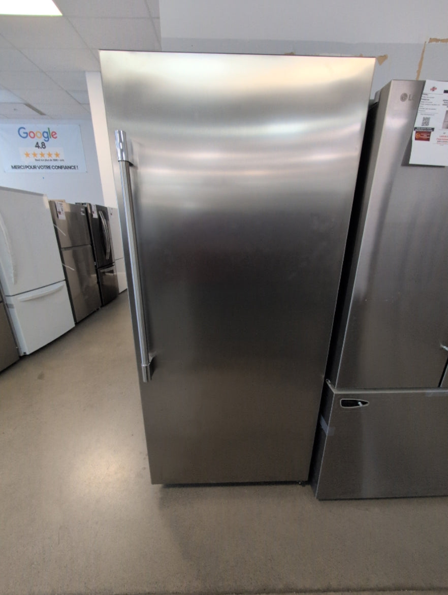 FPRU19F8WF - RÉFRIGÉRATEURS - Frigidaire Professional - Tout réfrigérateur - Acier inoxydable - Boîte Ouverte